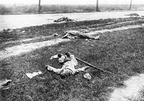 Gefallene Rumnen auf der deutschen Vormarschstrae an der Susita (August 1917)