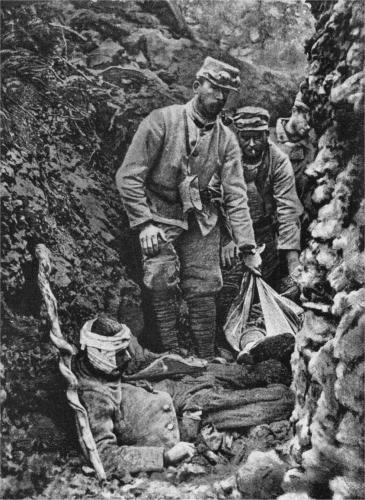 Westfront 1. Weltkrieg: Franzsische Soldaten bergen Gefallene und Verwundete